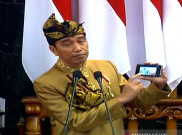 Tunjukkan Smartphone, Jokowi Sindir Pejabat yang Kerap Studi Banding ke Luar Negeri