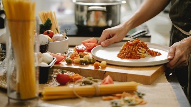 Warna makanan mempercepat pudarnya warna asli marmer. (Foto: Pixabay/ayindeabdulmajeed44)