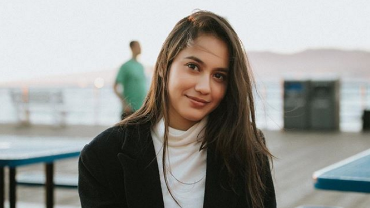 Foto Terbaru Pevita Pearce di Pinggir Pantai Bikin Warganet Gagal Fokus 