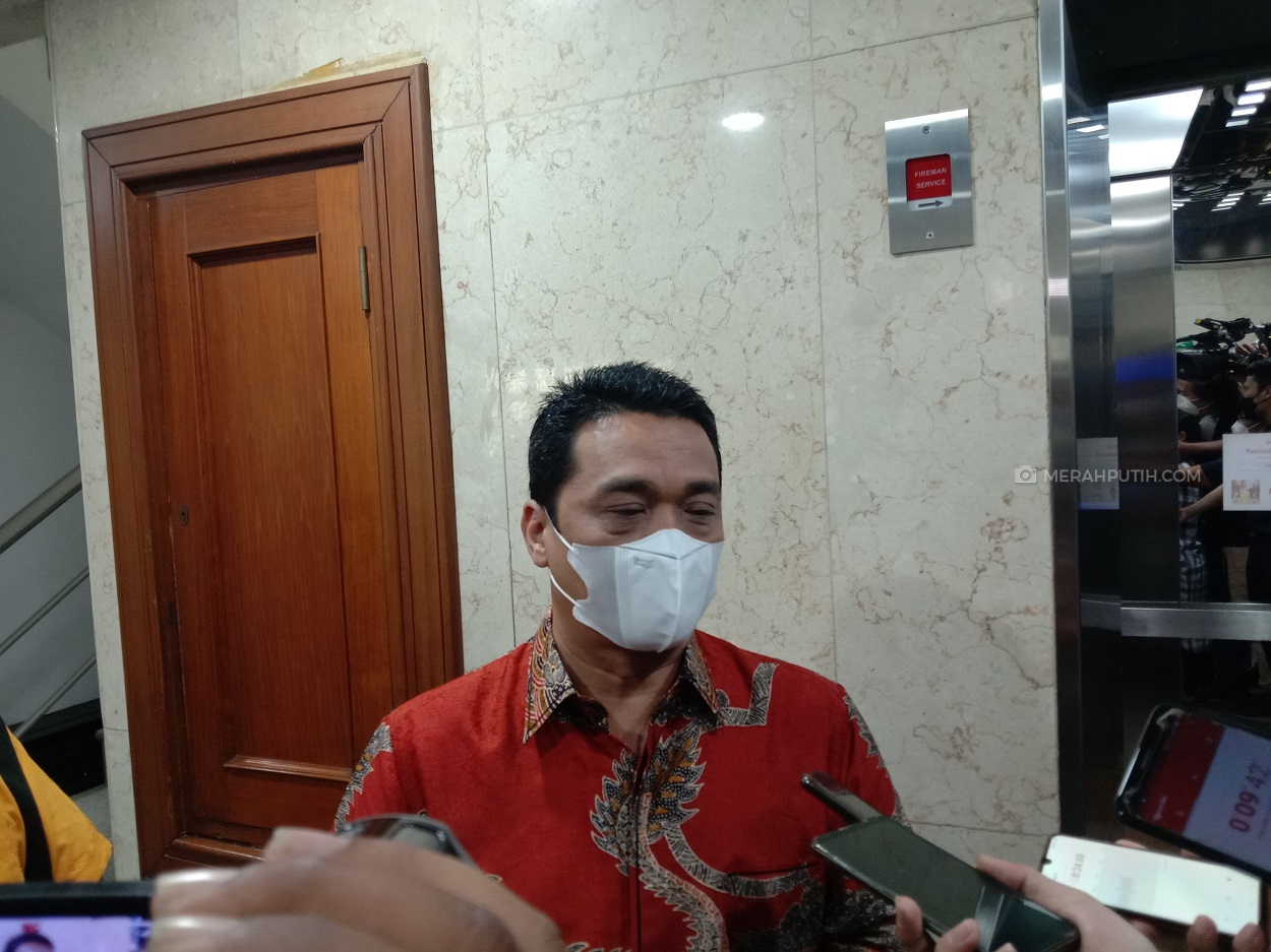 Wakil Gubernur DKI Jakarta Ahmad Riza Patria memberikan pernyataan di Balai Kota Jakarta, Senin (22/11/2021). Foto: MP/Asropih