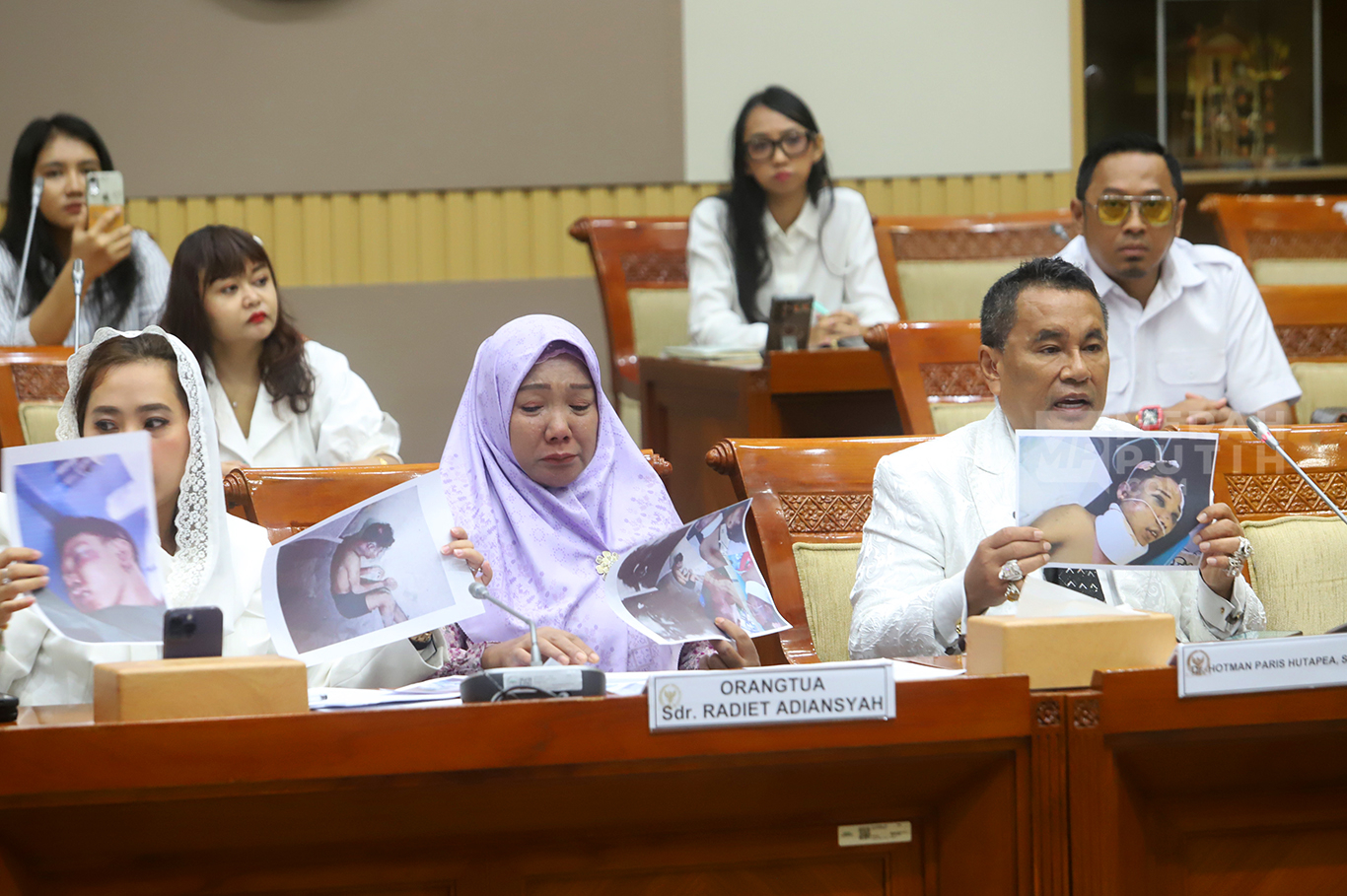 Komisi III DPR Terima Keluarga ABK Fandi Ramadhan dan Keluarga Radiet Ardiansyah Lombok