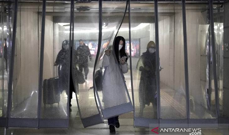 Sejumlah warga memakai masker saat berjalan menuju stasiun bawah tanah kereta subway di Kota Beijing, China, Selasa (21/1/2020). ANTARA FOTO/REUTERS/Jason Lee/wsj.
