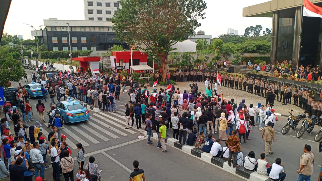 Bentrokan massa dengan polisi di depan KPK. Foto: MP/Kanu