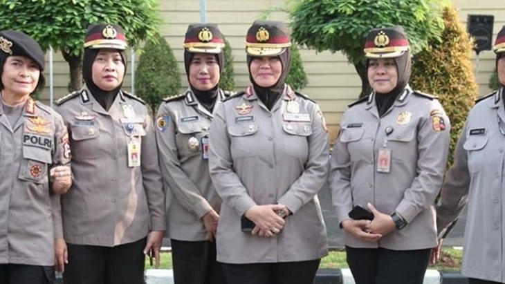 Kapolri menunjuk sejumlah Polwan dengan pangkat perwira menengah menduduki beberapa posisi penting di tubuh polri