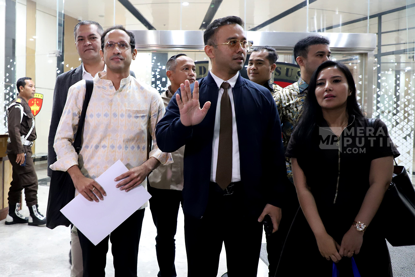 Mantan Menteri Pendidikan, Kebudayaan, Riset, dan Teknologi (Mendikbudristek) Nadiem Makarim (kiri) usai menjalani pemeriksaan di Gedung Jampidsus Kejaksaan Agung, Jakarta, Senin (23/6/2025). 