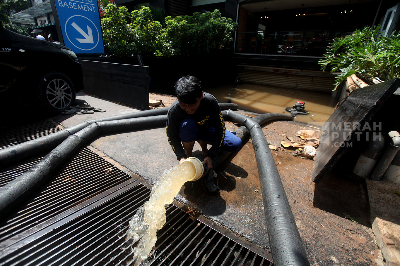 Petugas dari Dinas Sumber Daya Air (SDA) Jakarta Selatan mengoperasikan mesin pompa untuk menyedot air banjir yang menggenangi basement bangunan di Jalan Raya Kemang, Jakarta Selatan, jum'at (31/10/2025).