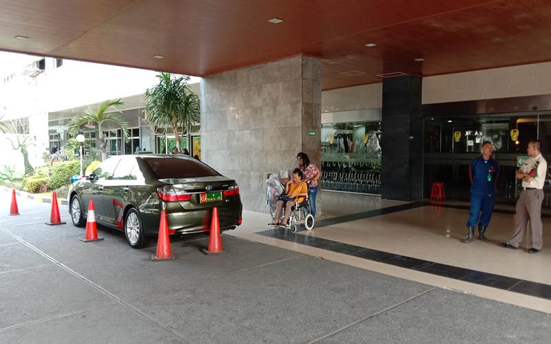 Sebuah mobil pejabat tinggi negara berada di RSPAD Gatot Soebroto