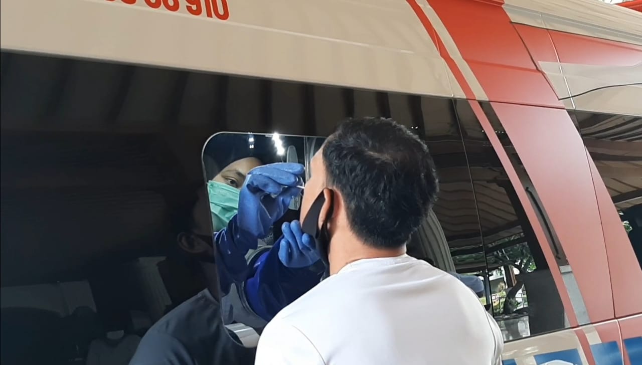 Sebanyak 35 atlet National Paralympic Committee (NPC) Indonesia menjadi tes swab di Hotel Kusuma Sahid Prince Hotel (KSPH) Solo, Jawa Tengah, Rabu (25/11). (MP/Ismail)