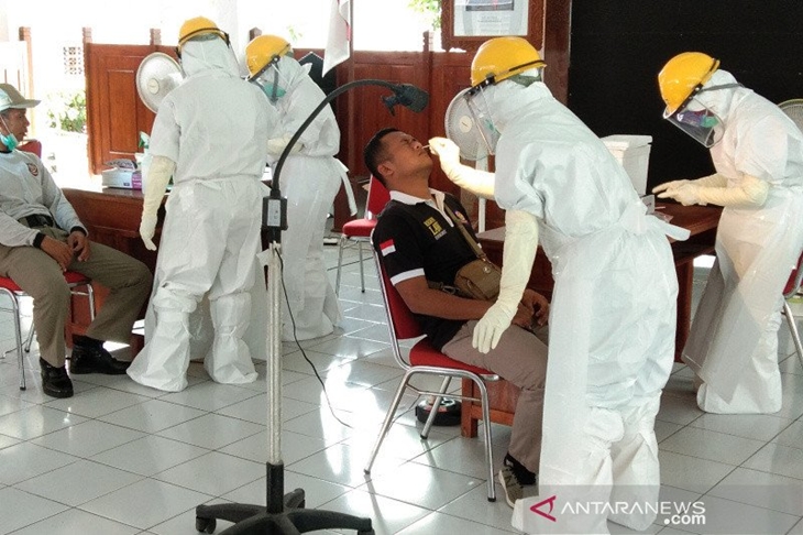 Tes usap COVID-19 oleh tenaga kesehatan Dinkes Bantul, DIY. (ANTARA/Hery Sidik)