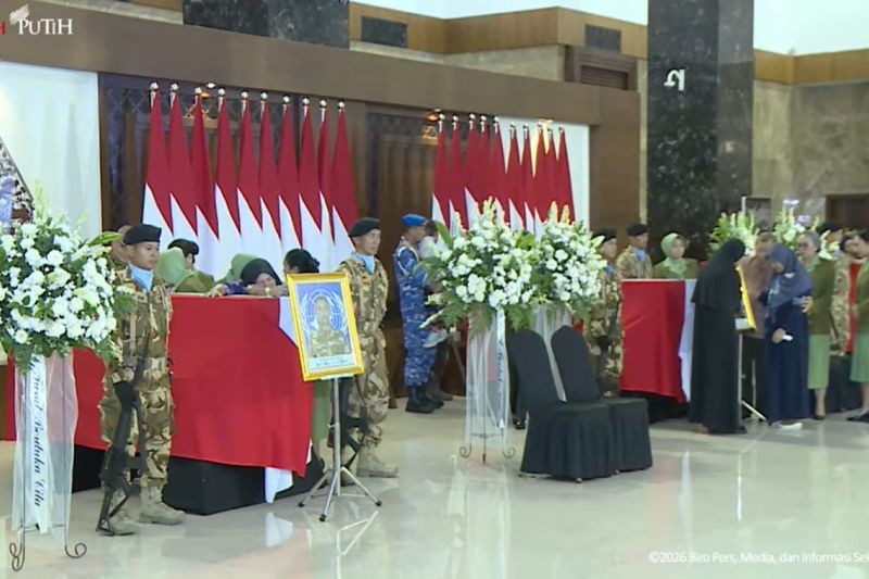 Pahlawan Perdamaian Pulang ke Pelukan Ibu Pertiwi, Prabowo Tak Lupa Cium Bayi di Dalam Gendongan Istri Prajurit