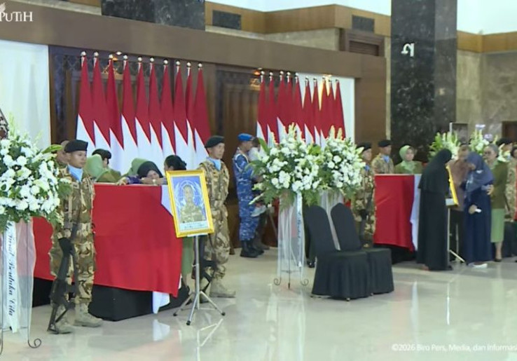 Pahlawan Perdamaian Pulang ke Pelukan Ibu Pertiwi, Prabowo Tak Lupa Cium Bayi di Dalam Gendongan Istri Prajurit