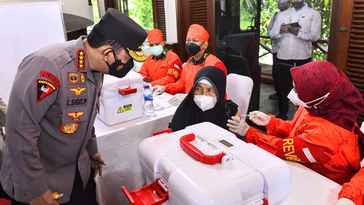 Kapolri Minta Anak Buahnya Prioritaskan Vaksin Booster Lansia