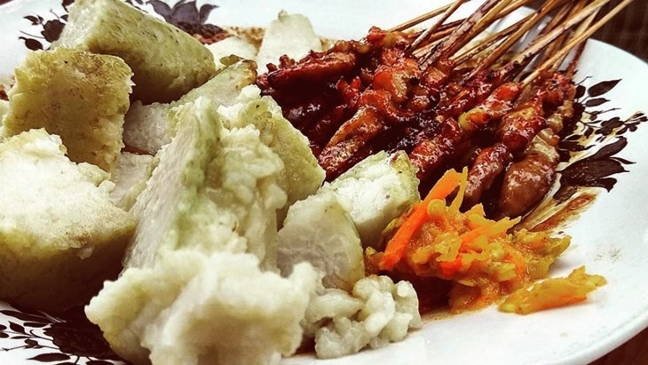3. Sate lalat khas Pamekasan Madura yang dibuat dari daging kambing atau ayam (instagram.com_@rhiembo)