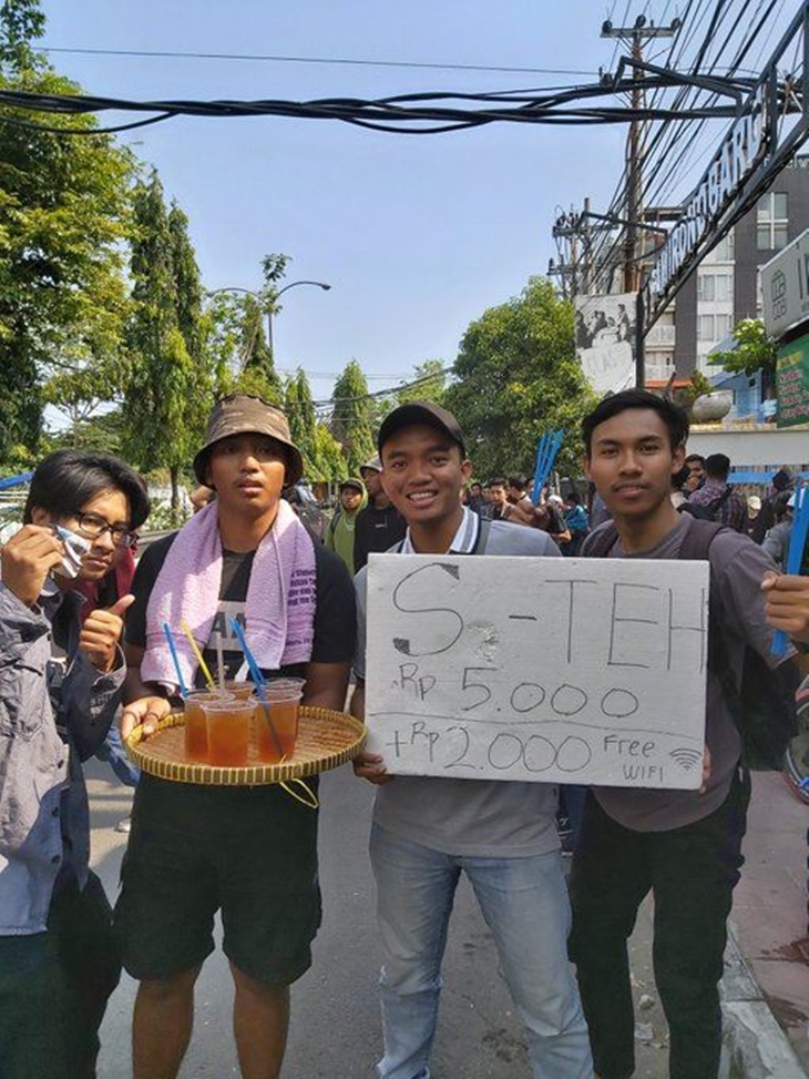 (Foto 6) Gak ada salahnya mencari rezeki. Foto by twitter sepuranelur