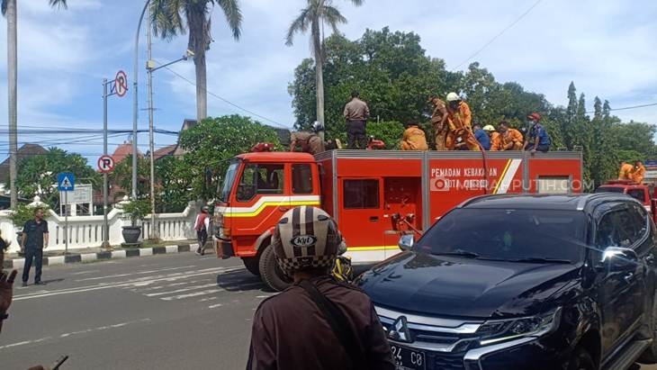 Gunakan Mobil Damkar, Kota Cirebon Semprot Desinfektan di Enam Jalan Protokol