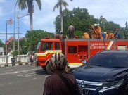 Gunakan Mobil Damkar, Kota Cirebon Semprot Desinfektan di Enam Jalan Protokol
