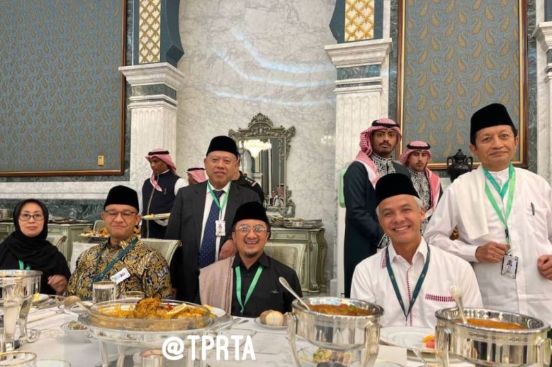Anies dan Ganjar Tunjukkan Keakuran Saat Makan Siang Bareng di Makkah