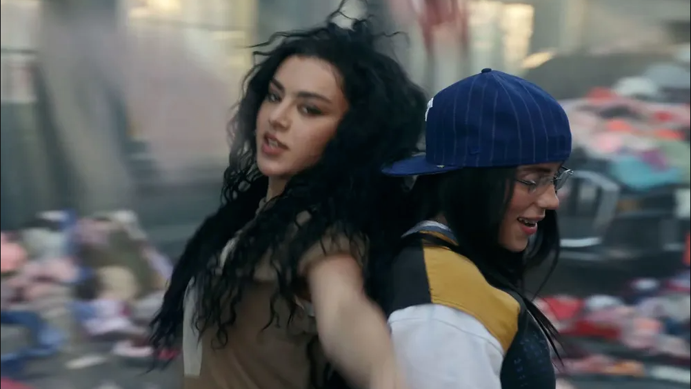Charli XCX dan Billie Eilish Promosikan Single Teranyar Dengan Sepuluh Ribu Pakaian Dalam