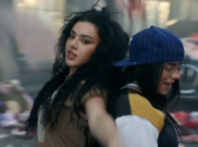 Charli XCX dan Billie Eilish Promosikan Single Teranyar Dengan Sepuluh Ribu Pakaian Dalam