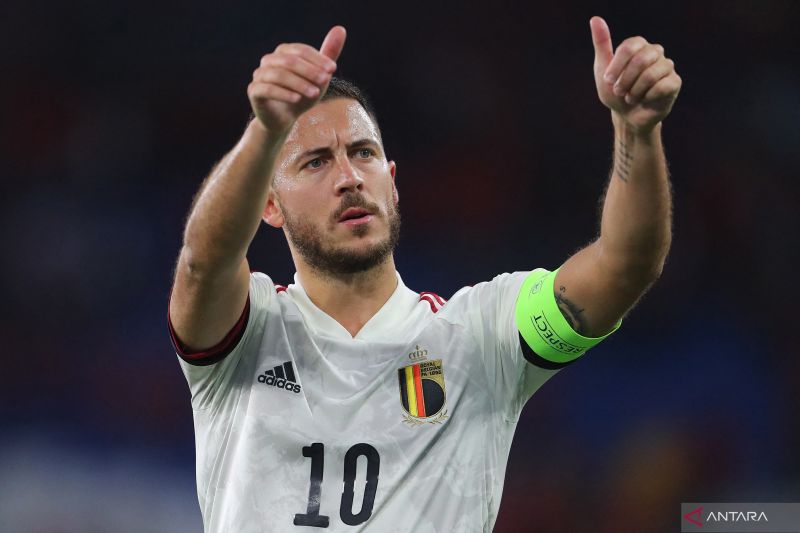 Eden Hazard Gantung Sepatu