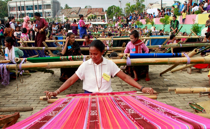 Tenun Ikat Sumba Timur Akan Hadir di Milan Fashion Week 2019