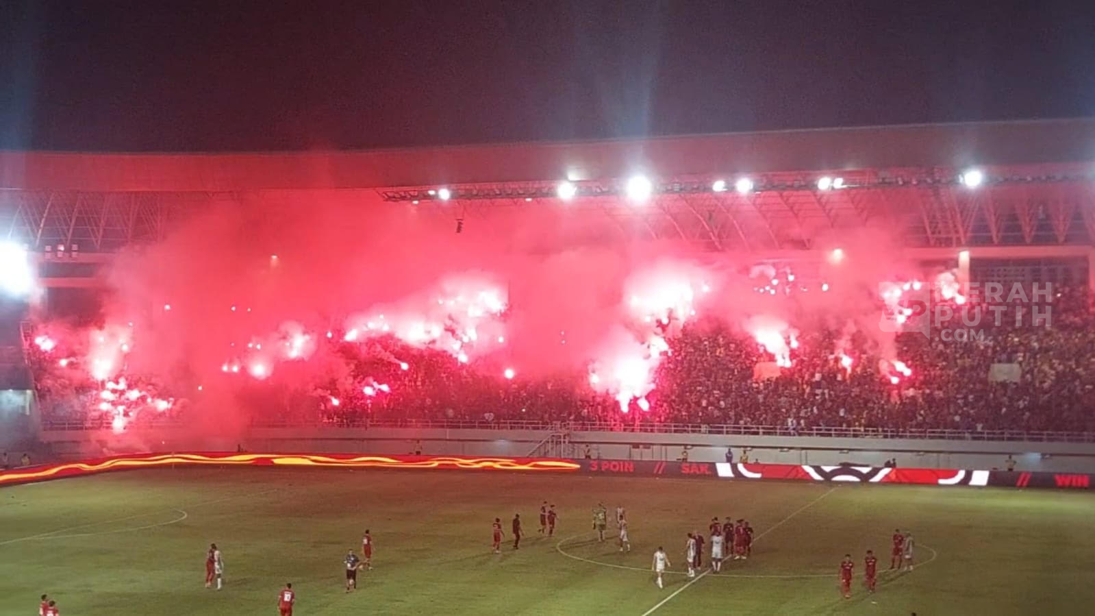  Puluhan Suporter Persis Diamankan Usai Pesta Flare di Stadion Manahan