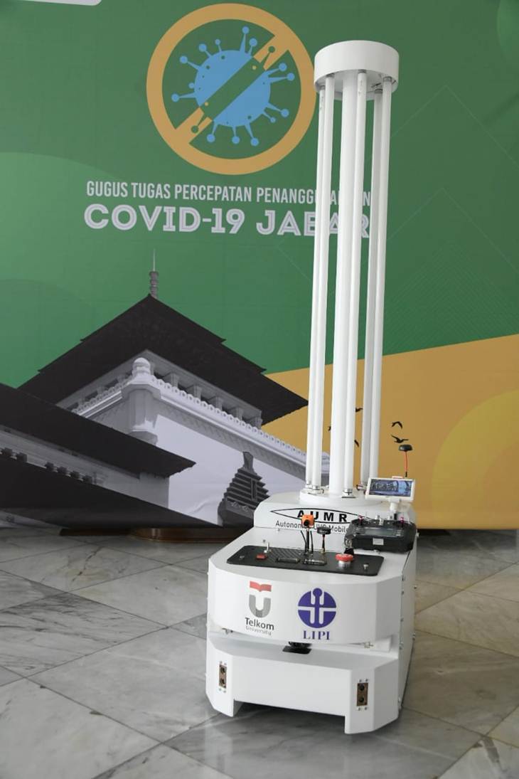 robot disinfektan ultraviolet untuk strerilisasi ruangan dari virus dan mikrobiologi bernama AUMR. (Foto: MP/Humas Pemprov Jabar)