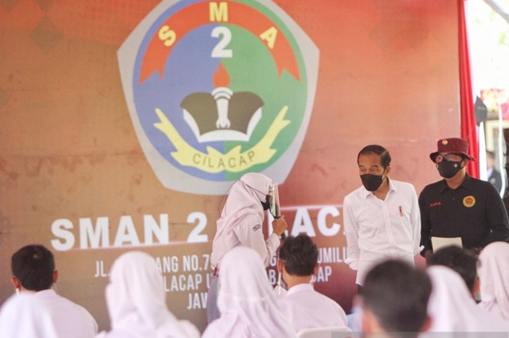 Presiden Joko Widodo berdialog dengan salah seorang santri peserta vaksinasi di SMA 2 Cilacap, Jawa Tengah, Kamis (23/9/2021) ANTARA/HO-Humas BIN