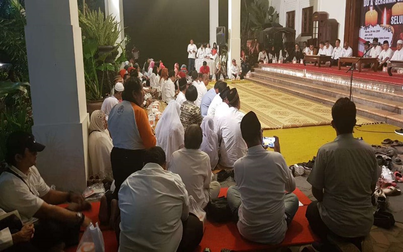 Warga Solo gelar doa bersama dan nyalakan lilin untuk Petugas KPPS yang meninggal