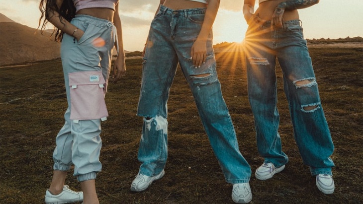 Ladies, Ini 4 Inspirasi Outfit Baggy Jeans untuk Segala Occasion
