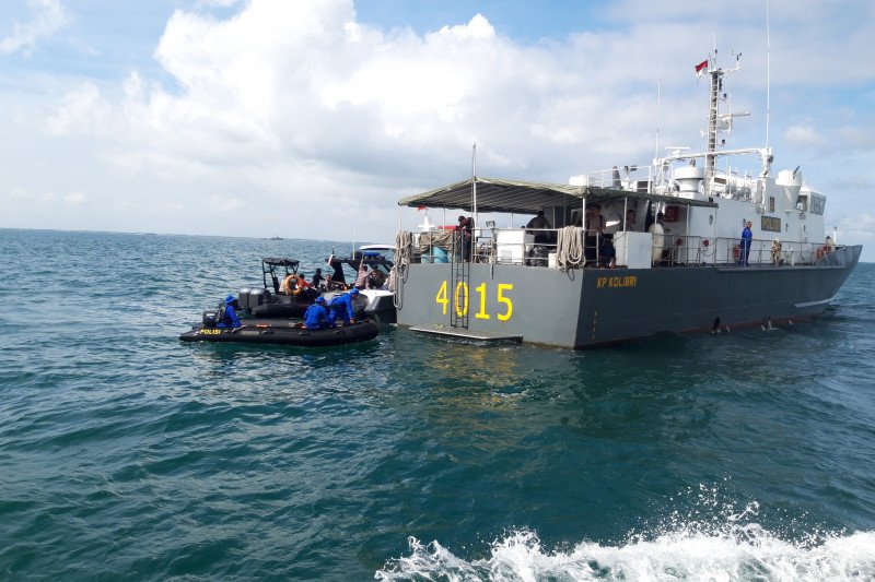 Salah satu kapal milik Polri yang ikut mencari para korban pesawat Sriwijaya Air yang hilang kontak dan jatuh di sekitar perairan Kepulauan Seribu, Jakarta. ANTARA/Muhammad Zulfikar