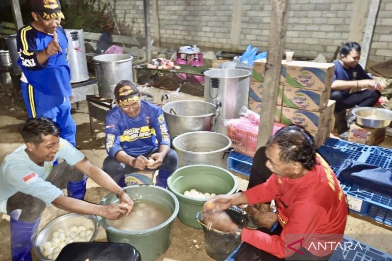 Dapur Umum Didirikan Suplai Makanan Ratusan Relawan SAR Helikopter Hilang Kontak di Kalsel