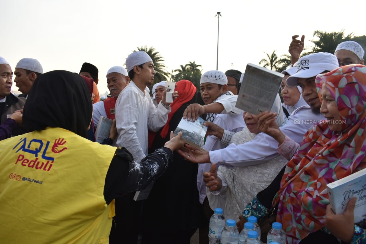 Massa Reuni 212 Dapat Cinderamata Buku, Ini Judulnya