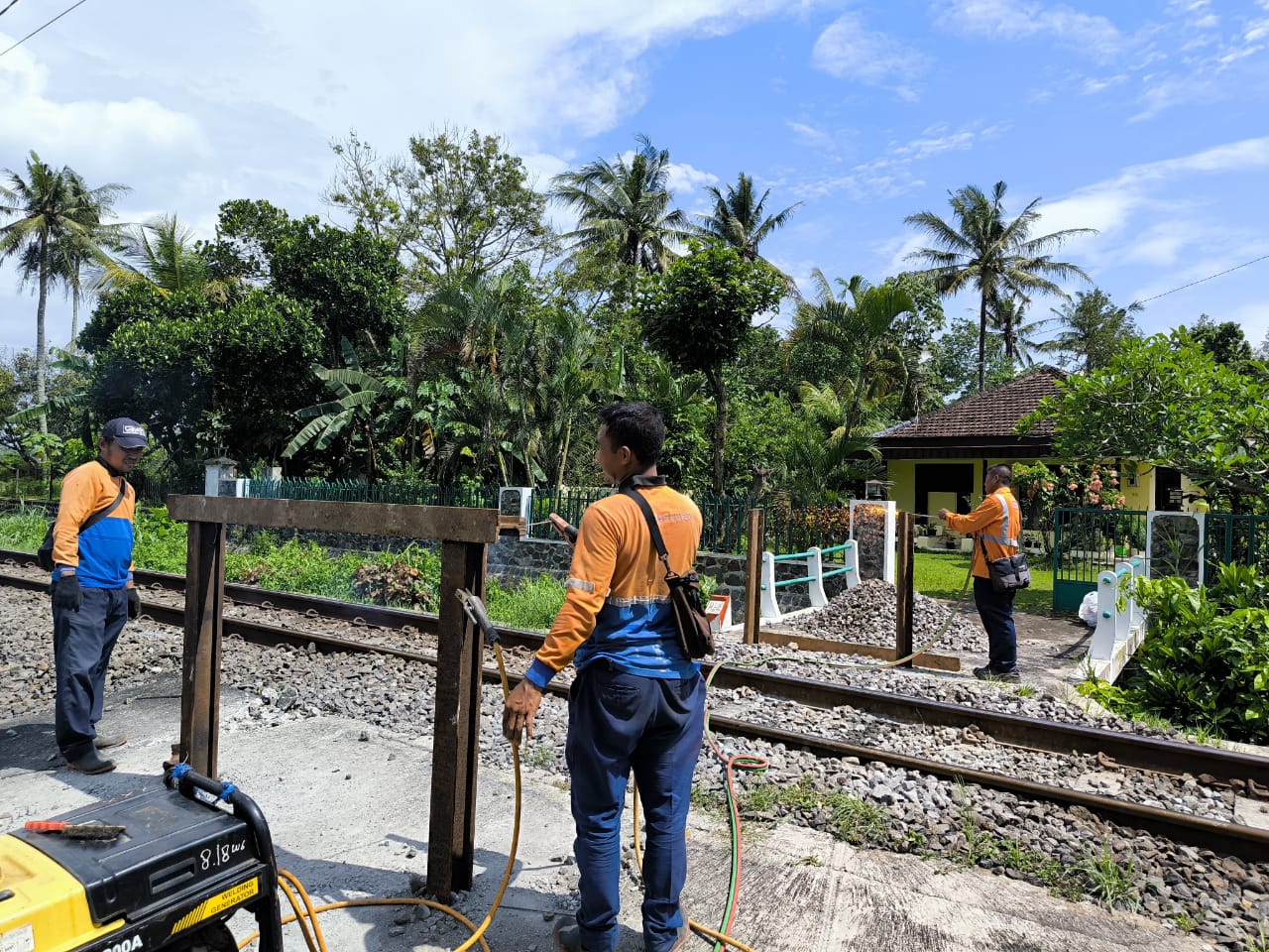 PT KAI Lakukan 52 Penertiban Bangunan Liar Dekat Jalur Kereta