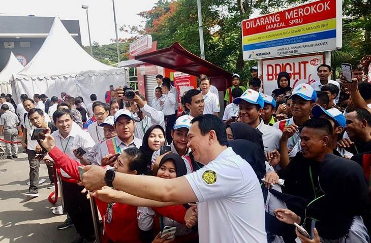 Basuki Tjahaja Purnama atau Ahok berfoto bersama warga. (Foto: Twitter @basukibtp)
