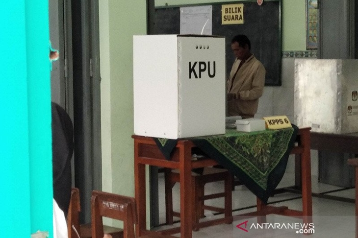 Seorang pemilih menggunakan hak pilihnya di tempat pemungutan suara (TPS) 5 Desa Karanganyar, Kecamatan Karanganyar, Kabupaten Demak, Jawa Tengah, tanpa memakai masker saat Pilkada Demak, Rabu (9/12/2020). (ANTARA/Akhmad Nazaruddin Lathif)