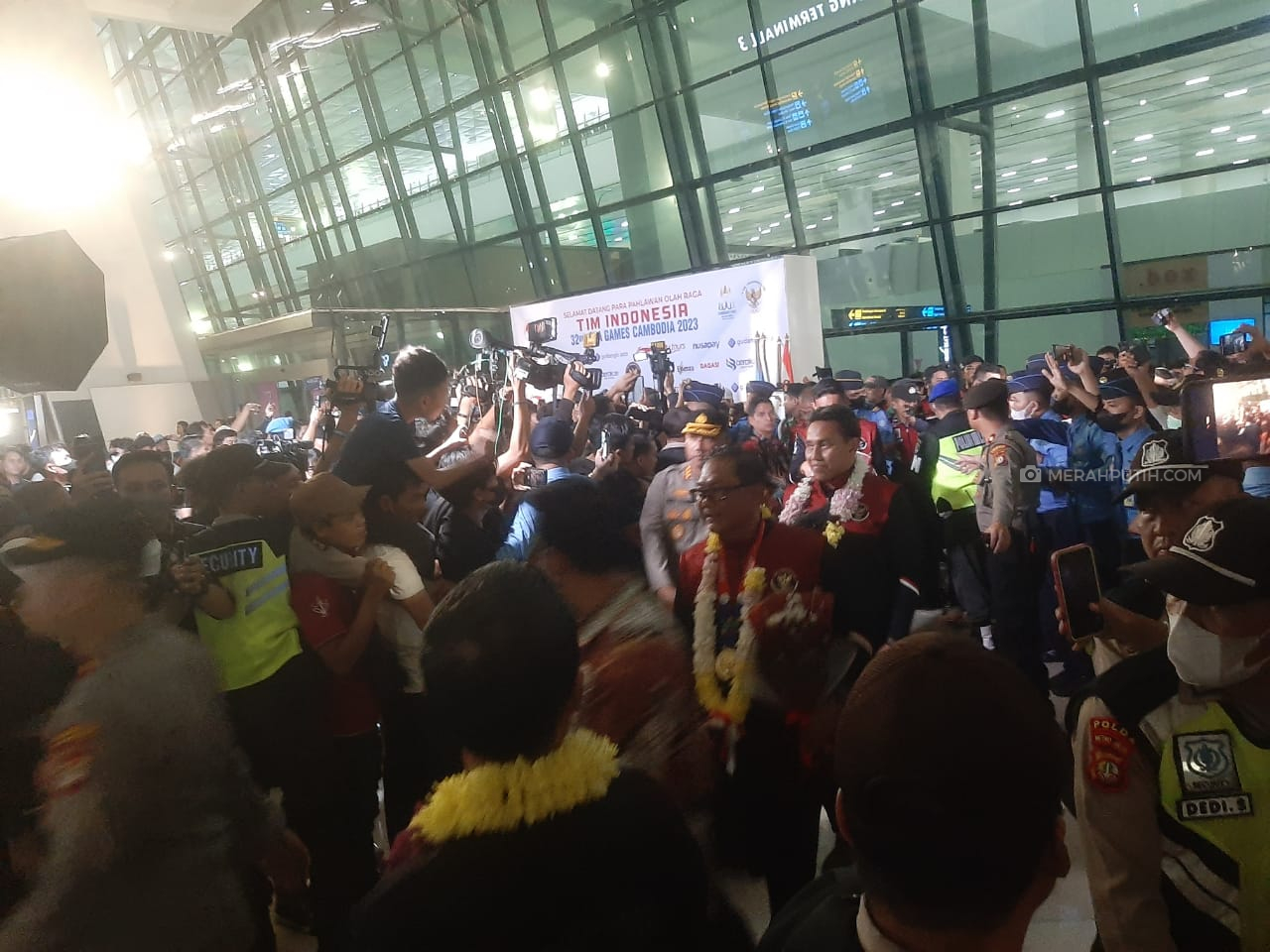 Ribuan Suporter Sambut Kedatangan Timnas Indonesia U-22