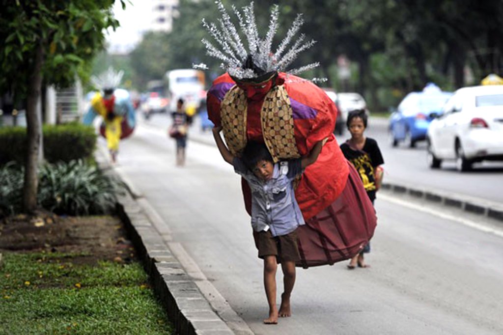 Bocah pengamen ondel-ondel jalanan di Jakarta