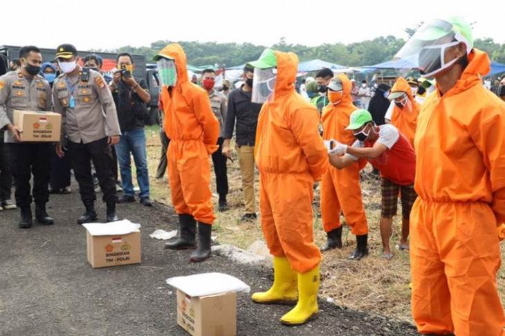 Polri menyerahkan bantuan paket sembako kepada para petugas pemakaman di TPU Tegal Alur, Jakarta Barat. (ANTARA/HO-Polri)