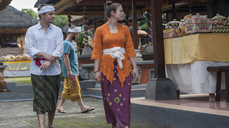 Wisatawan mancanegara mengenakan pakaian adat ketika melihat perayaan Hari Raya Galungan di Pura Dalem Peliatan, Ubud, Bali, Rabu (5/4). (ANTARA FOTO/Nyoman Budhiana)