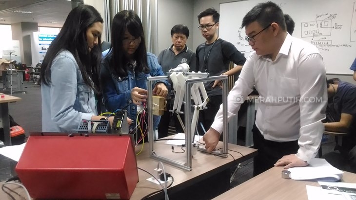 Tiga Universitas Bersaing Dalam Babak Final Mechatronics Day 3
