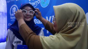Peringati Hari Penglihatan Dunia Rohto Bagikan 1.200 Kacamata Gratis bagi Anak Sekolah 