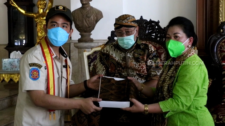   Raja Keraton Surakarta PB XIII memberikan gelar bangsawan pada Wali Kota Solo Gibran Rakabuming Raka, Senin (20/9). (MP/Ismail)