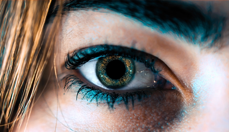 (Trivia 2) Menghitamkan bawah mata membuat tampilan wajah terlihat menua (Foto Unsplash Jamie Fenn)