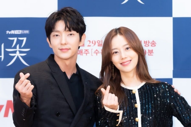 Lee Joongi dan Moon Chaewon yang berperan sebagai Do Hyunsoo dan Cha Jiwon. (Foto: soompi.com)