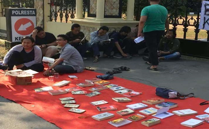 Protes penyitaan buku-buku komunisme dan DN Aidit 