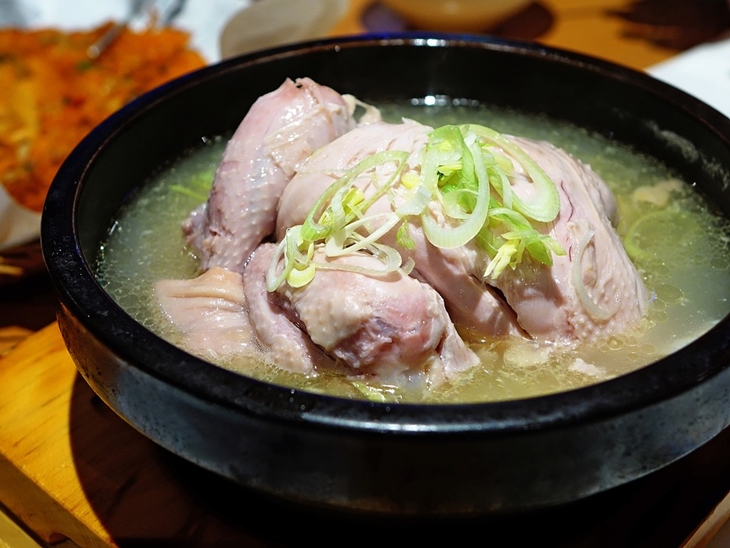 Ayam rebus lebih menyehatkan ketimbang ayam goreng. (Foto: Pixabay/cegoh)