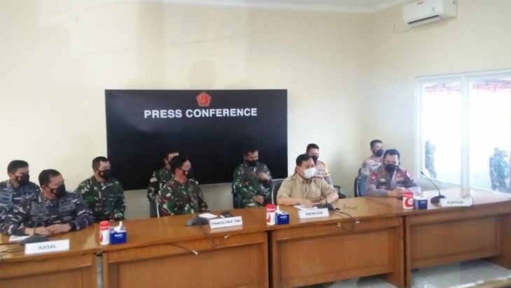 Konferensi pers terkait dengan pencarian KRI Nanggala yang hilang di perairan Bali bagian utara di Base Ops Lanud Ngurah Rai, Badung, Bali, Kamis (22/4). ANTARA/Ayu Khania Pranisitha