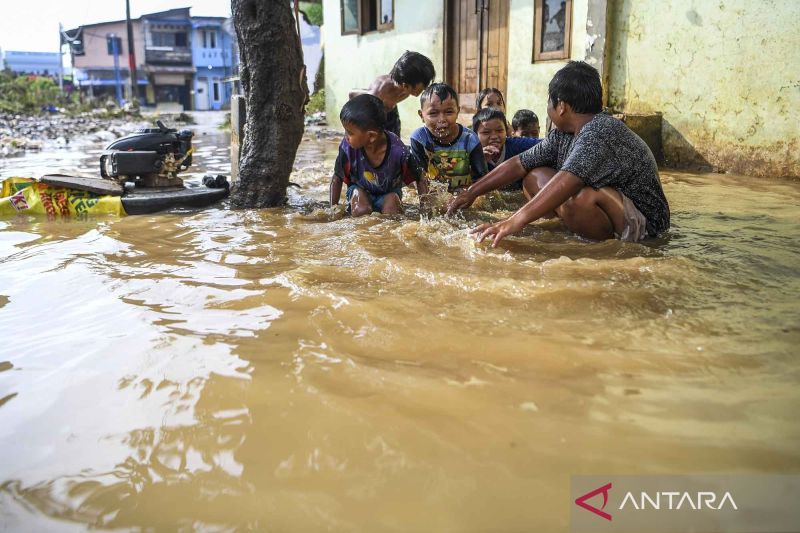 Dinkes Temukan 39 Kasus Leptospirosis, Warga Jakarta Diimbau Jangan Main Air Banjir