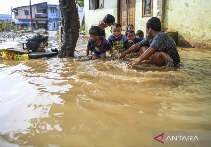 Dinkes Temukan 39 Kasus Leptospirosis, Warga Jakarta Diimbau Jangan Main Air Banjir